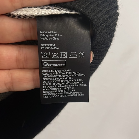 H&M sleeveless sweater in the checkered print. - Picture 3 of 6